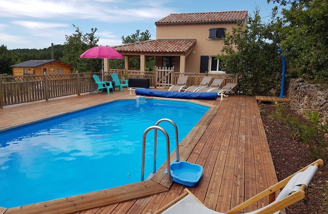 INDEPENDENT HOUSE WITH SWIMMING POOL