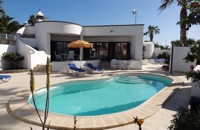 Independent Private Room (twin or double bed) with ensuite in villa with pool