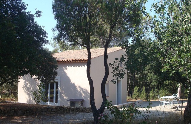 Independent small house in Jouques, a typical "provençal" village