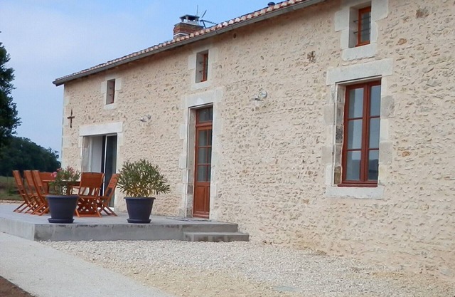 Independent, spacious cottage for a peaceful stay-Montmorillon-Futuroscope-Swimming pool