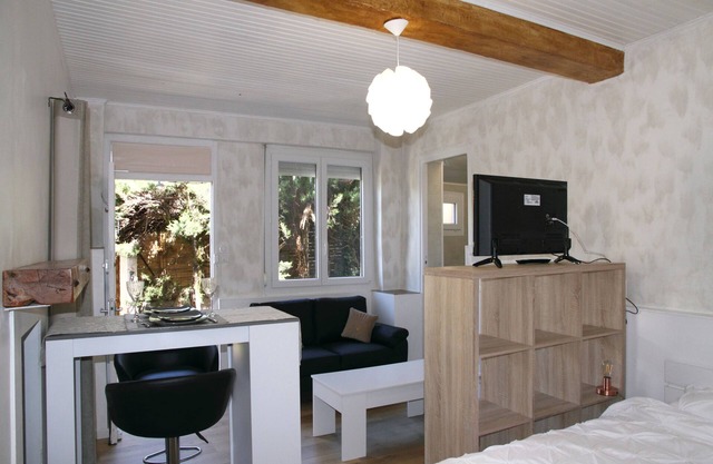 Independent studio in a quiet building with small patio