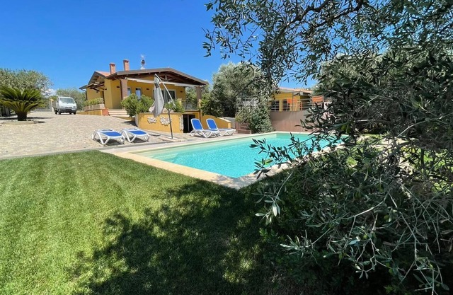 Independent villa two independent apartments with swimming pool, whirlpool, park