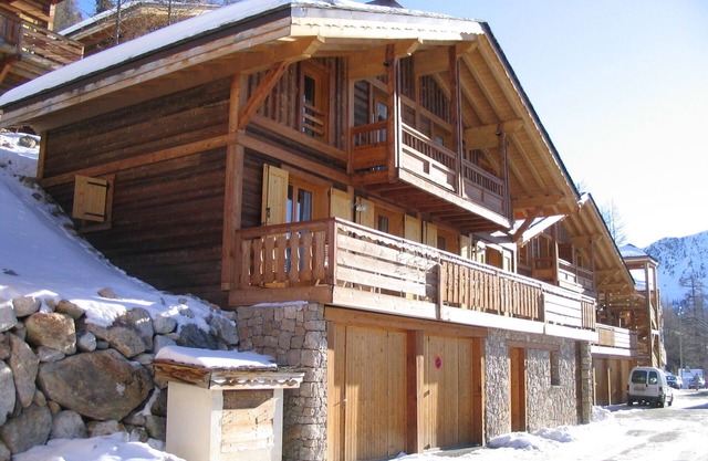 Independent wooden chalet -See slopes-2 Garages in st. vs. -Internet wifi-Isola 2000