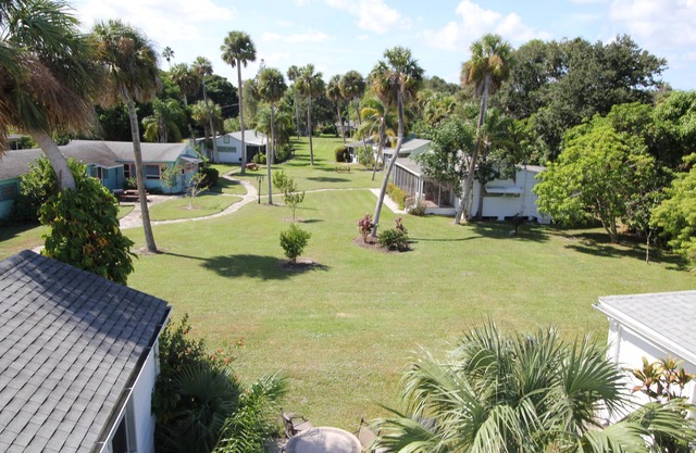 Indian River lagoon Fishing Cottage 2 miles from the Atlantic Ocean w/250 dock
