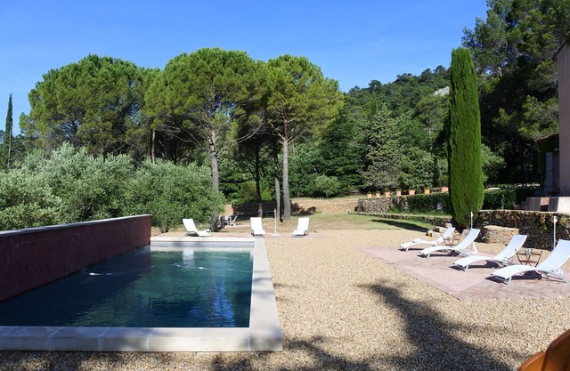 Indigo room, great guesthouse, quiet holidays in Provence, 35 mn from the sea