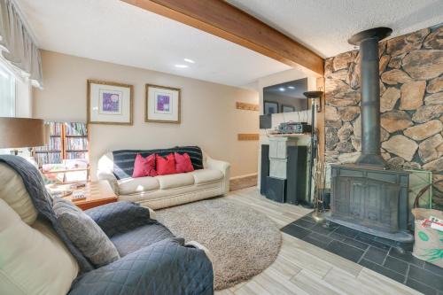 Indoor Pool Access Cabin in Lakes of the North!