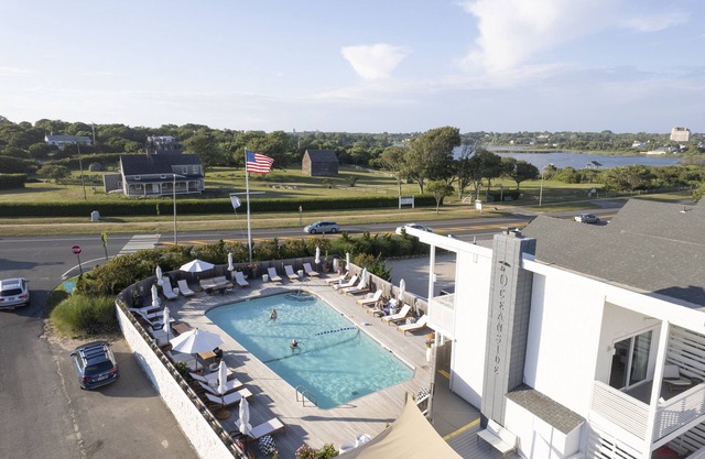 Indulge In An Unforgettable Getaway Experience! 4 Relaxing Units, Free Parking
