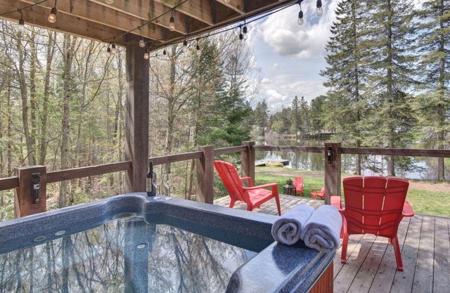 Industrial Loft 1 | Hot Tub | Pool Table | Lake