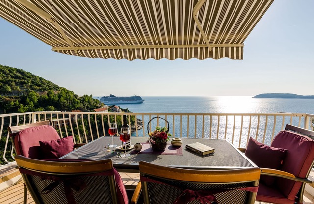 Indy's Beach Apartments -Two Bedroom Apartment with Balcony and Sea View