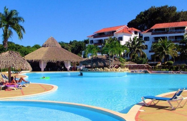 Inexpensive Condo in tropical resort, pool/cable TV/Wifi, fully equipped