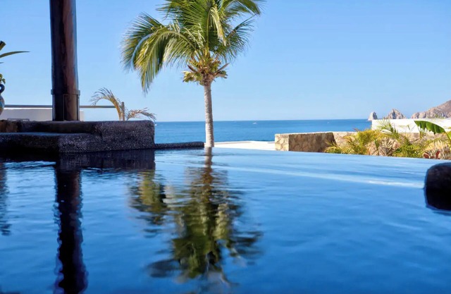 Infiniti Pool-View of Arch, Oceanview-Walk to Beach, Cape Hotel, Close to Dwntn