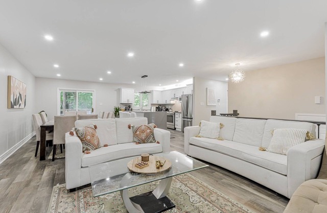 Innisfil Retreat: Hot Tub, Sauna, Pool Table
