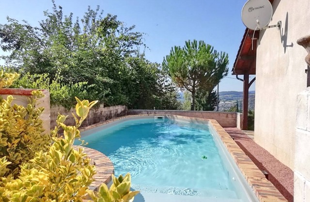 ★ INSOLITE: a house with atypical charm, with swimming pool ★
