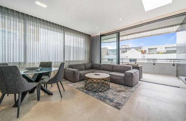 Inviting 2BR Unit w/Parking near Coogee Beach