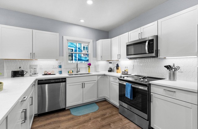 Inviting 4br/2.5ba Downtown Home With Ample Space!
