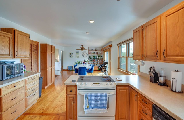 Inviting Berne Getaway w/Deck - Pets Welcome!