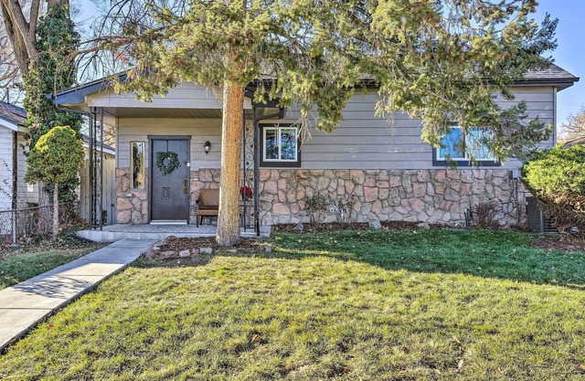 Inviting Edgewater Home: Walk to Sloan's Lake
