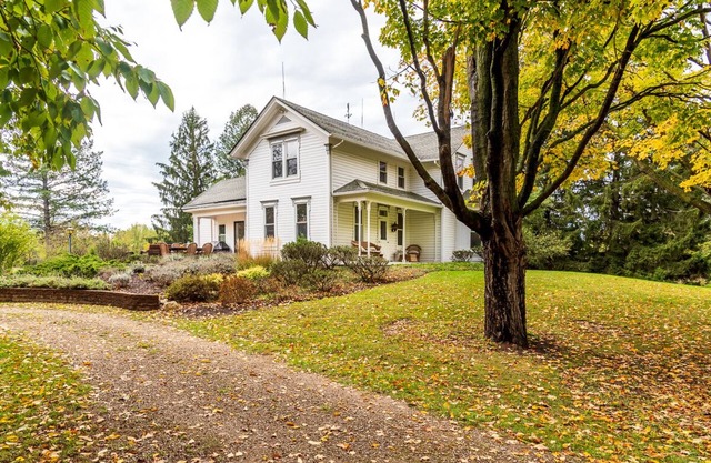 Inviting farmhouse for your family getaway, minutes from beaches. Pet friendly!