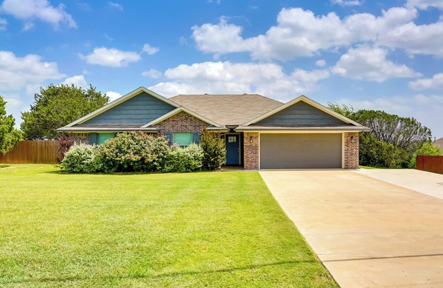 Inviting Granbury Home w/Fire Pit: 3 Mi to Lake!