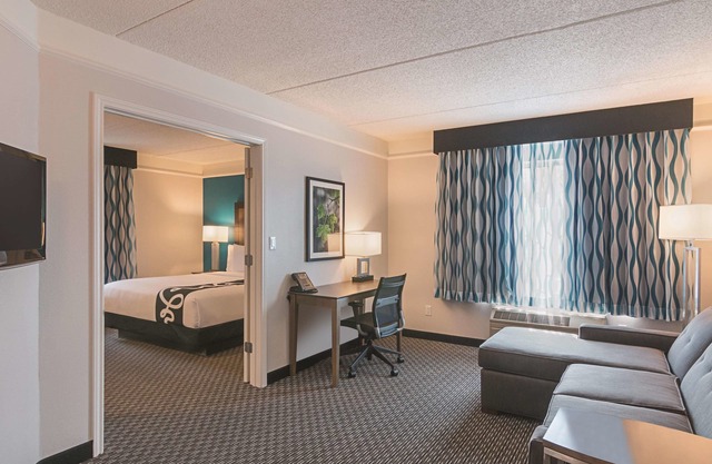 Inviting King Room w/Pool & Free Breakfast – Cozy Stay near Orlando Attractions