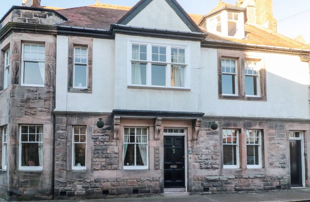 IONA 10 PALACE STREET EAST, family friendly in Berwick-Upon-Tweed