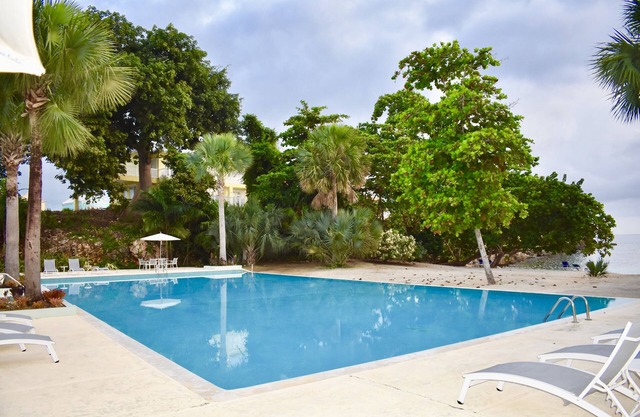 Irie Vibes - Private 2 bedroom villa by the sea.