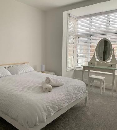 Iris Home in Southsea FREE street parking and pets welcome