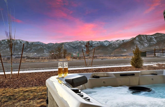Iron Wolf Ridge Luxury New 6BR Home w/Mountain Views