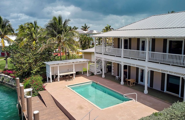Ironwood - 3-bedroom villa with dock and pool at Old Bahama Bay, West End