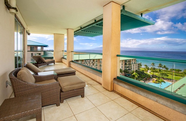 Island Elegance: Beach Retreat Near Kapalua Airport! Onsite Pool, FREE Parking