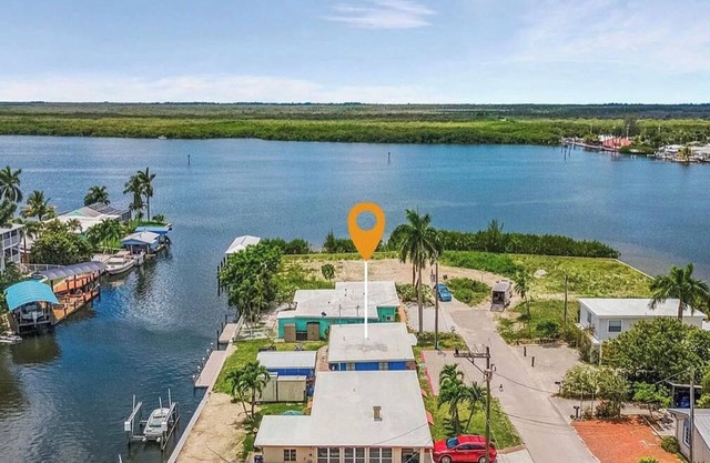 Island life! Waterfront 1br/1bth w/ dock and kayaks - pet friendly