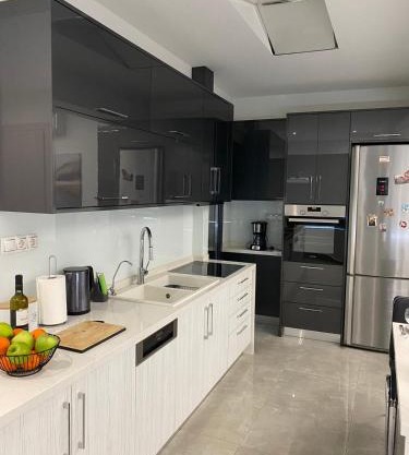Ivory Style Maisonette near Downtown
