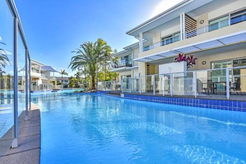 J's Resort Pacific Blue Swim Up-Unit A