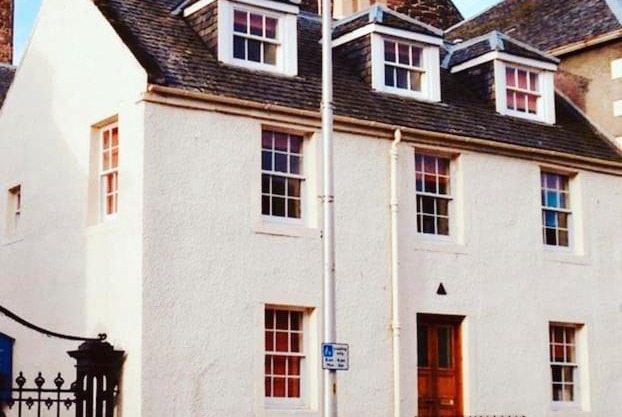 Jacobite's Retreat, 17th century cottage in the heart of Inverness