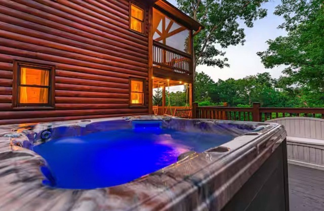 Jacuzzi-Firepit-Game Room-Pet Friendly-Fenced Yard