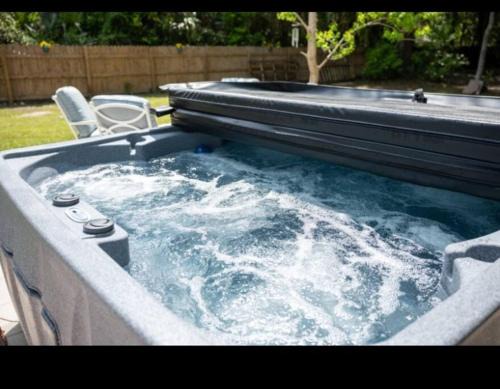 Jacuzzi, Pool Table, Fire Pit, Ping Pong, close to downtown, 3 minutes to Kings Bay