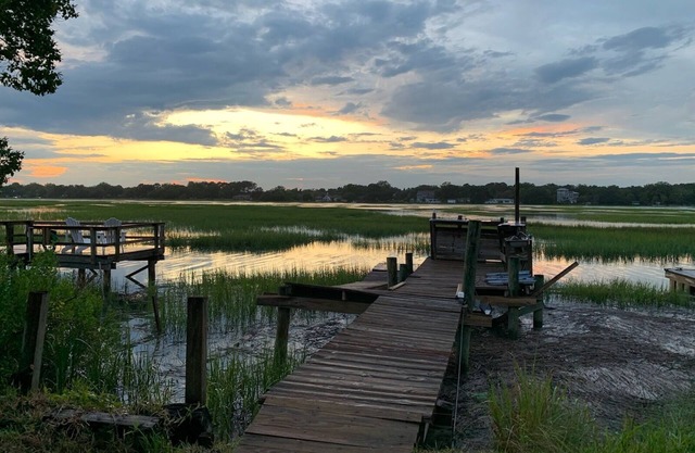 James Island 1/1 Marsh front with Dock/Bike to Folly/10 minutes to Charleston