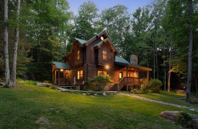Jamesons Cabin! 8 Minutes to Wisp, HotTub, FirePit, Pets, EV Chgr