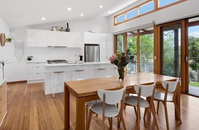 Jan Juc Coastal Retreat 500m to Beach Pet Friendly