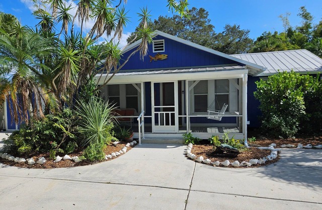 January Escape: Lakefront Cottage Special - Steps to Old Naples!