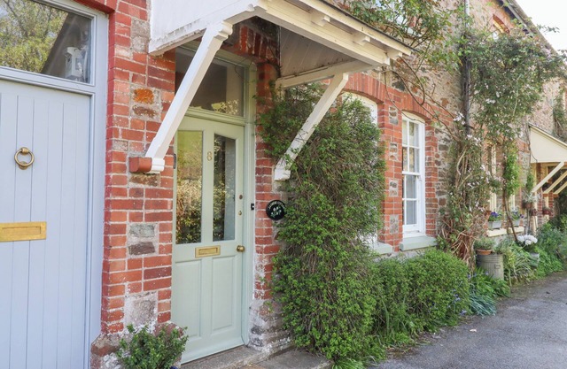 JASMINE COTTAGE, pet friendly, country holiday cottage in Totnes