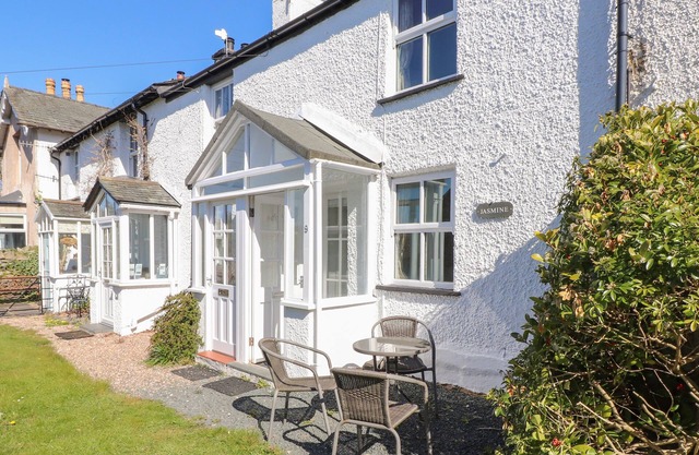 JASMINE COTTAGE, with open fire in Windermere