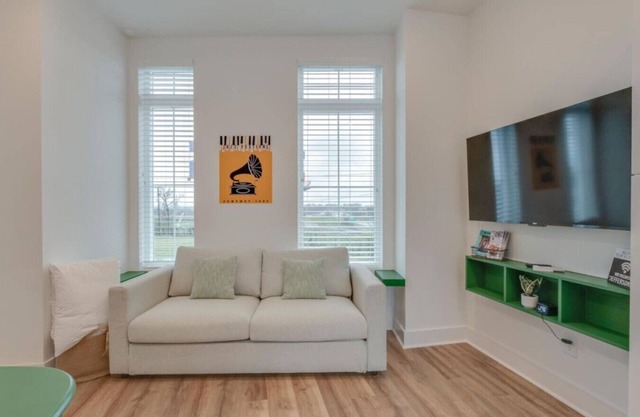 Jazz Junction –2 BRs/5 Beds – 7 Mins to Broadway