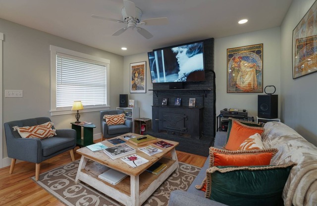 JB's Place - custom home with 2 kitchens
