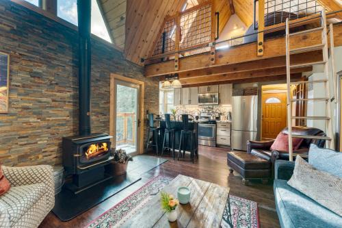 Jeffrey Pines Lofted Cabin Minutes to Lake A-Frame-Inspired Design Deck