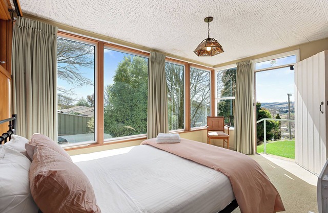Jenolan Street Chalet-Ideal for large groups | Near Bathurst Races & Town Centre