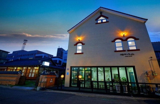 Jeonju Deokindang and Su Guesthouse