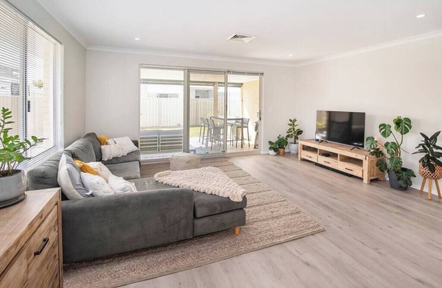 Jetty Retreat- minutes to town and beach