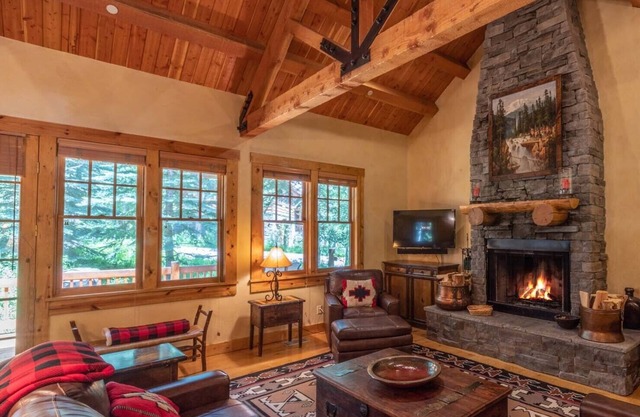 JHRL - Beautifually decorated Western 4-bedroom Homestead - Private hot tub in the woods