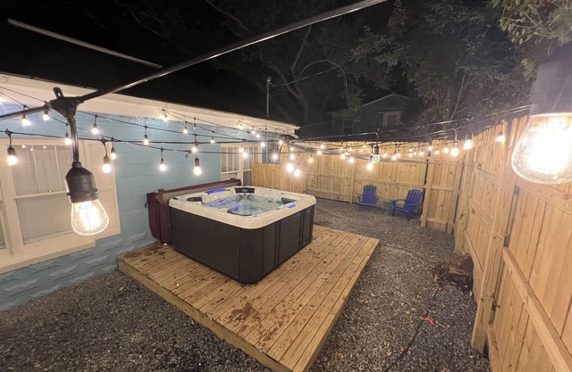 Jillian's Place-Beach Cottage with Hot Tub
